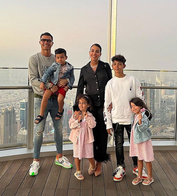 Cristiano Ronaldo y Georgina Rodríguez con sus hijos en Dubai