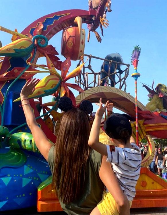 Eva González y su hijo en Disneyland París