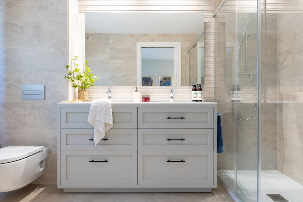 Cuarto de baño con mueble de lavabo blanco