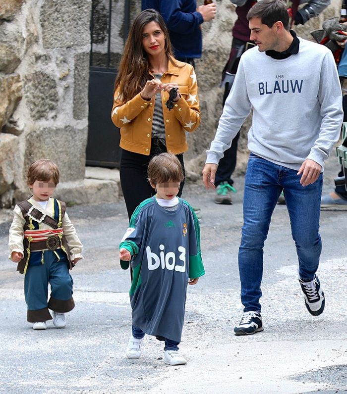 Iker Casillas con Sara Carbonero y sus hijos en Navalacruz