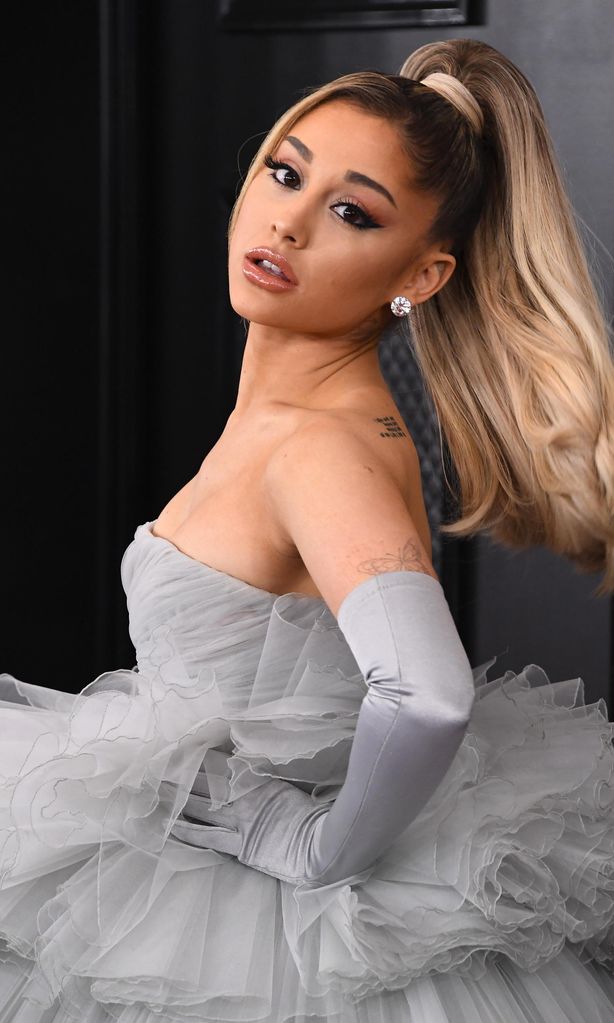 ariana grande con su coleta corta blonde