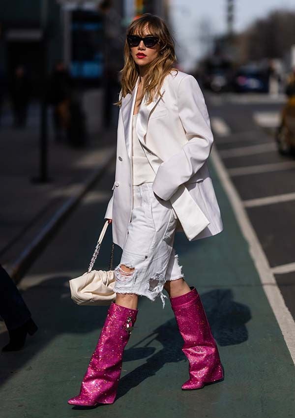 suki waterhouse look botas glitter