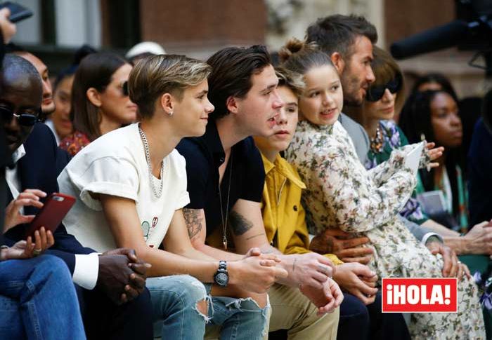 Romeo Beckham, con su familia y alguien más en el desfile de su madre, ¿está enamorado?