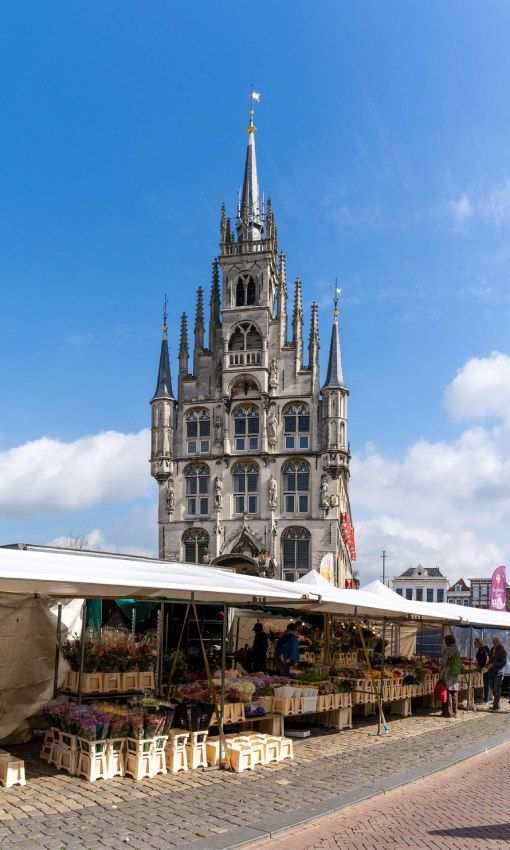 mercado de fin de semana en el centro de la ciudad de gouda holanda