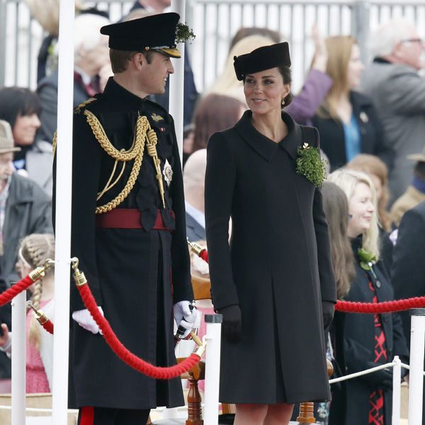 La duquesa Catherine, que se encuentra en su octavo mes de embarazo, ha vestido para la ocasión un abrigo de color marrón chocolate de Catherine Walker, que ha combinado con un tocado de Lock & Co Hatters
