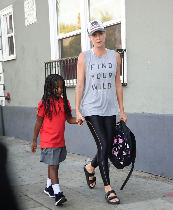 Charlize Theron con su hijo Jackson