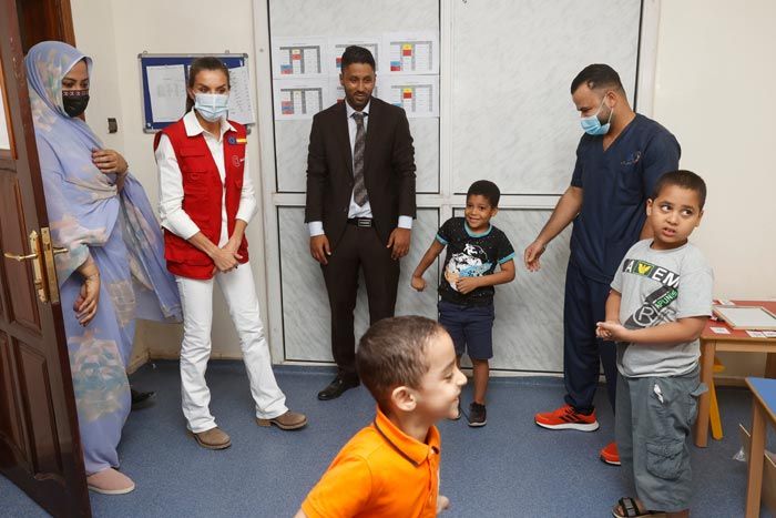 La reina Letizia en una escuela para niños con autismo en Mauritania