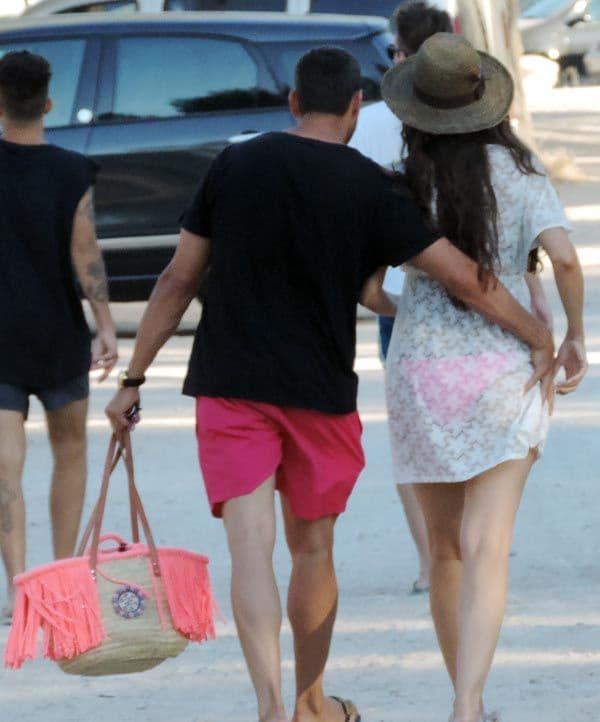 Lorena y su novio se marcharon así de cariñosos tras un día de playa
