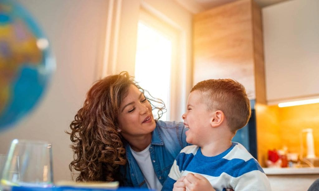 madre e hijo riendo divertidos