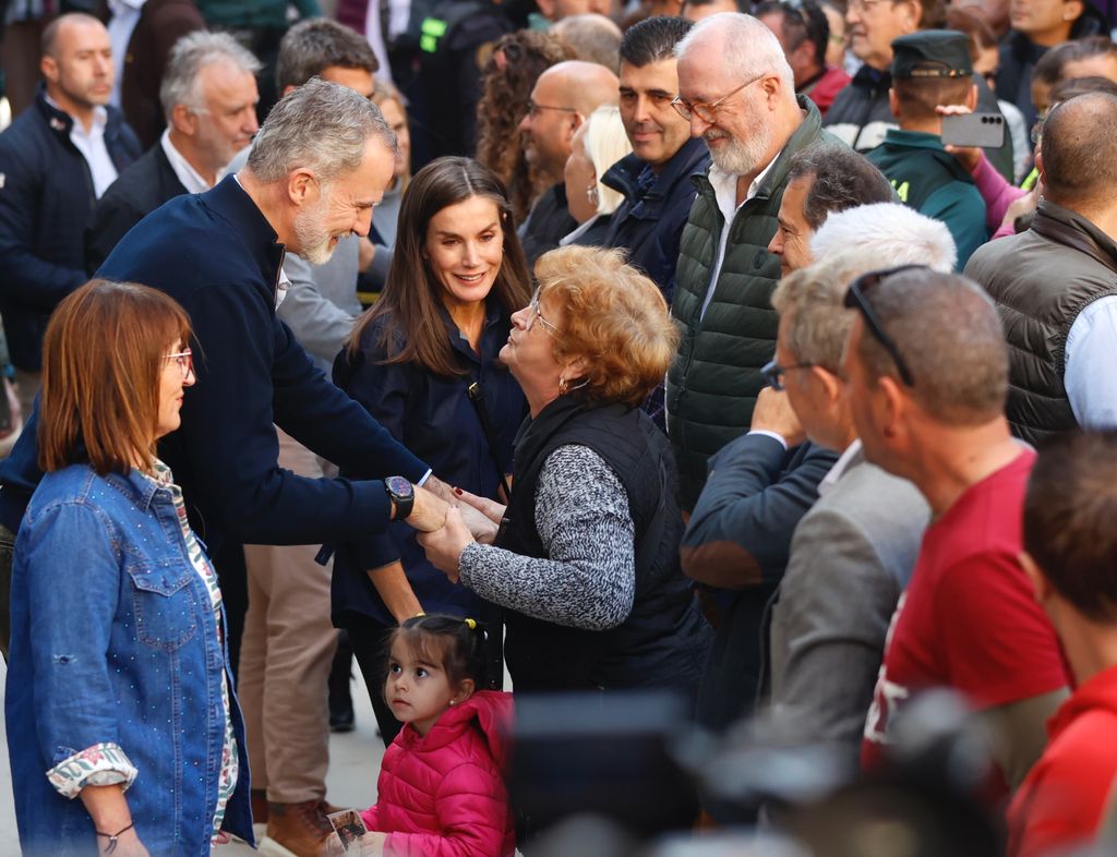 Los reyes Felipe y Letizia durante la visita a la localidad de Chiva el 19 de noviembre de 2024