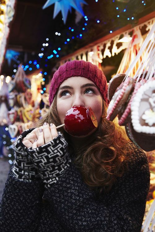 mujer comiendo una manzana dulce