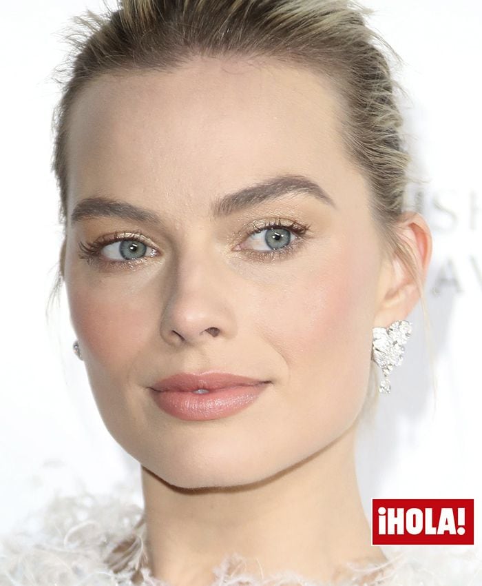 margot-robbie-white