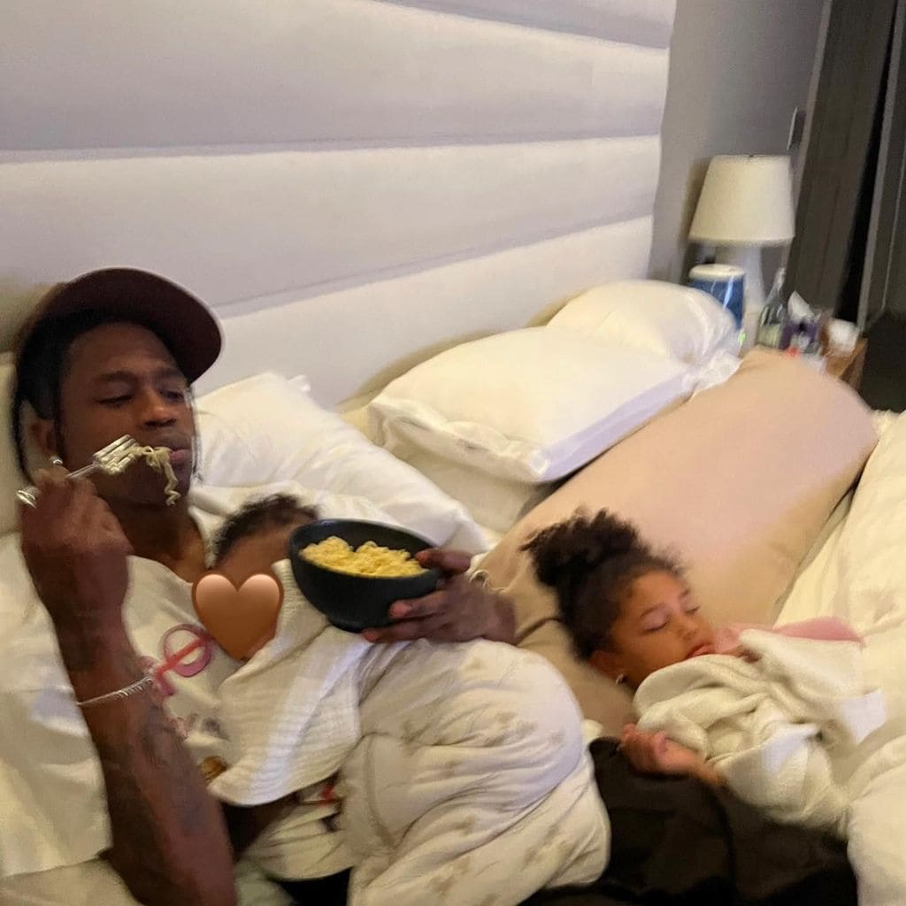 Travis Scott con Stormi y su hermanito