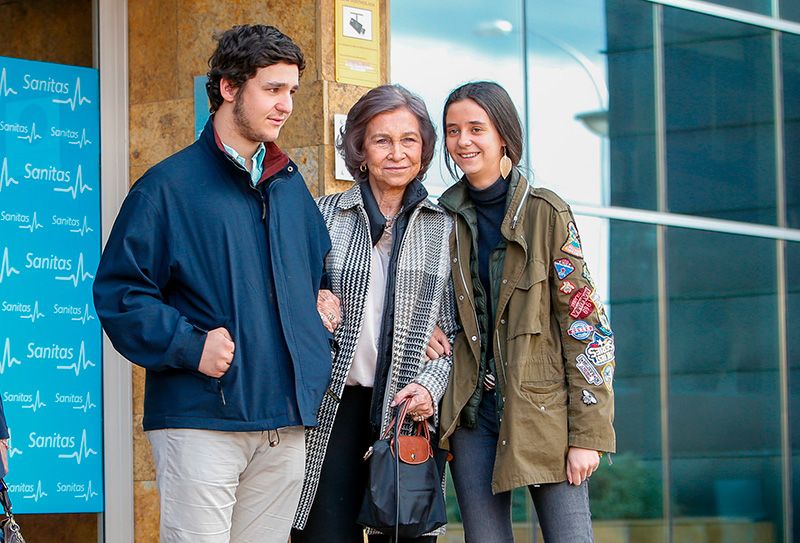 Victoria de Marichalar con su hermano y su abuela 