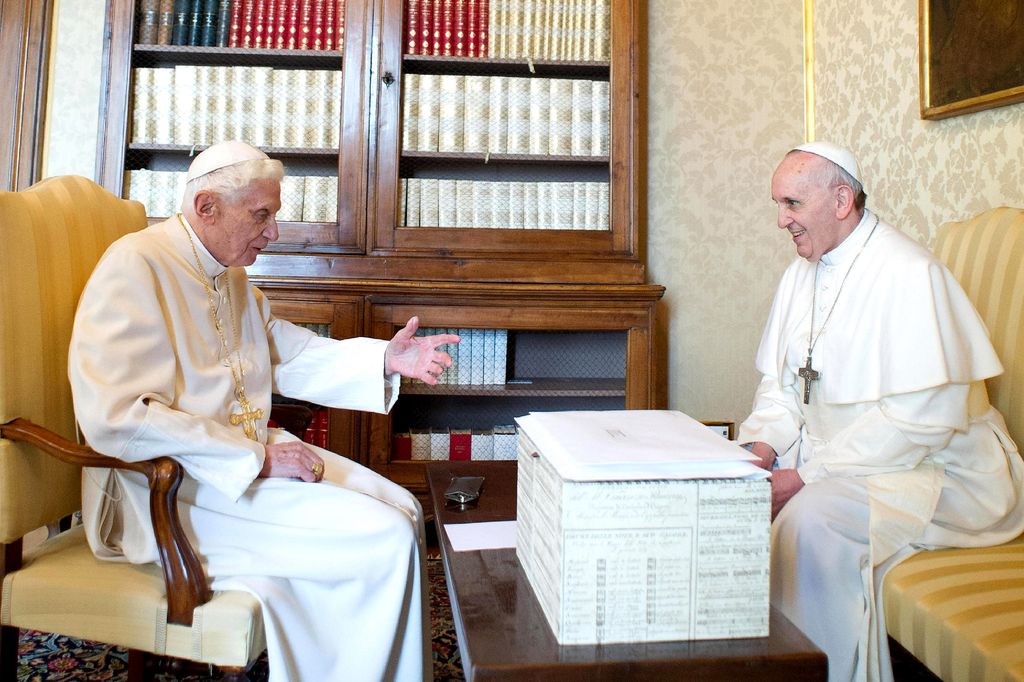 Reunión de Benedicto XVI con el papa Francisco tras ser proclamado sus sustituto