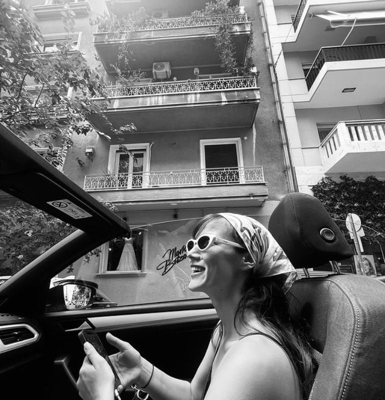 Pinar Deniz paseo en coche por Kolonaki, barrio de Atenas