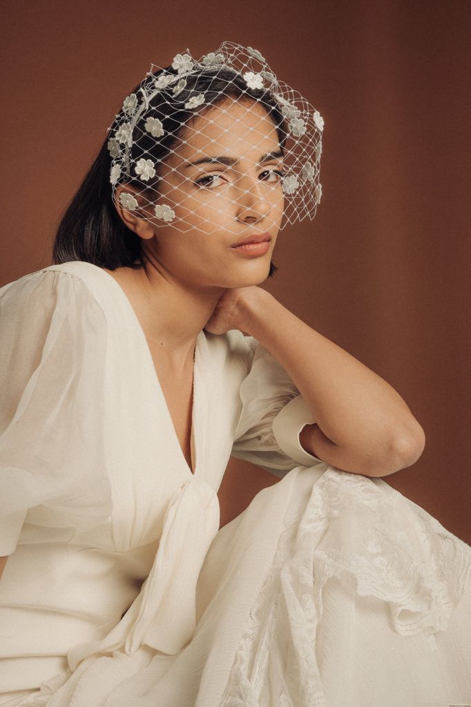 Diadema de novia con redecilla y flores