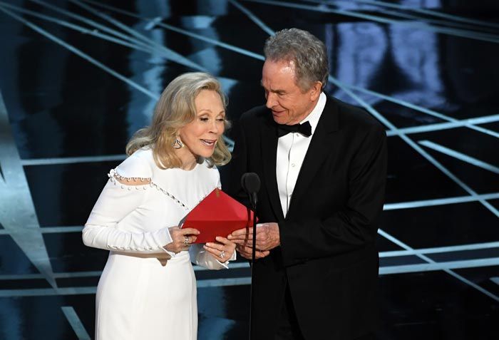 La pareja de presentadores del premio a la Mejor Película tuvo un momento de duda, pero, tal y como ponía la tarjeta, anunciaron como ganadora a La La Land
