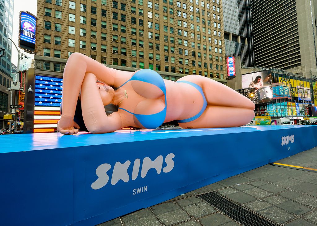 SKIMS Swim lanza un enorme globo de Kim Kardashian de 60 pies en Times Square 