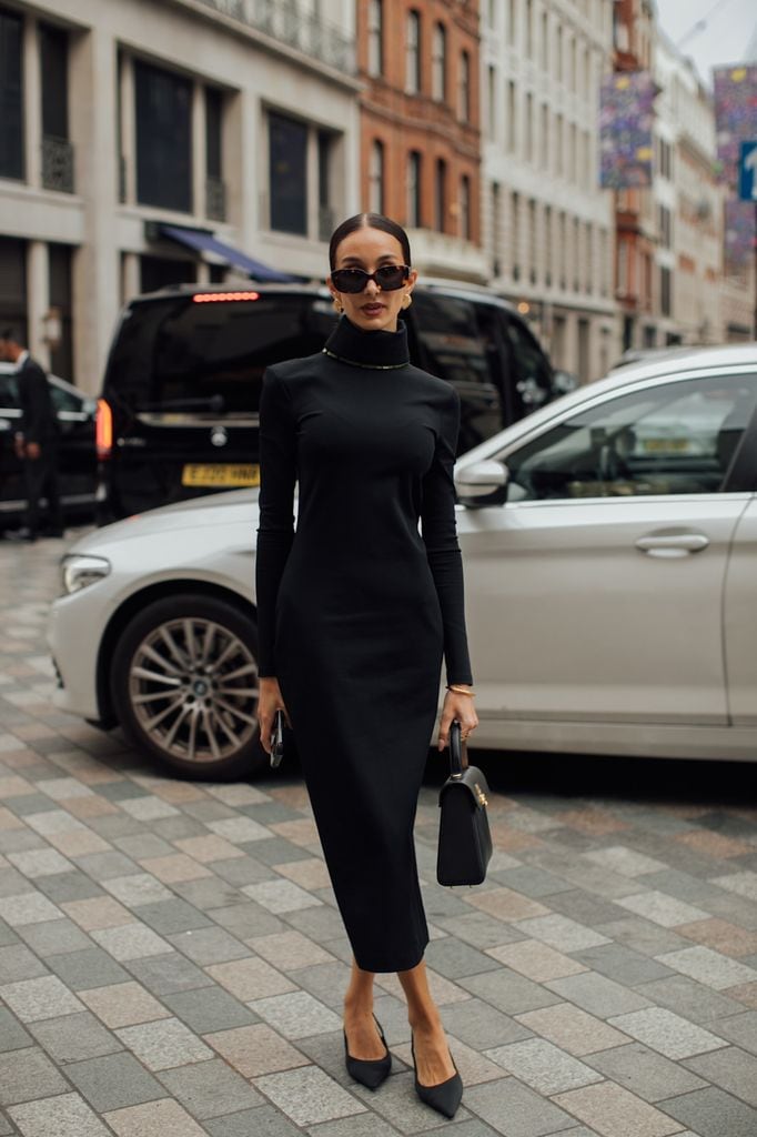 Look con vestido negro liso de manga larga