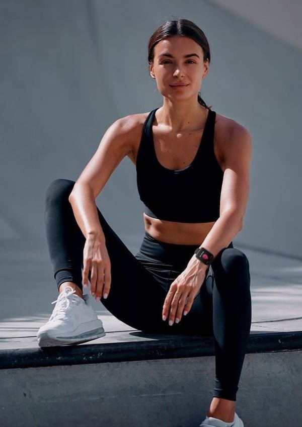 Mujer haciendo deporte con reloj inteligente de Amazfit