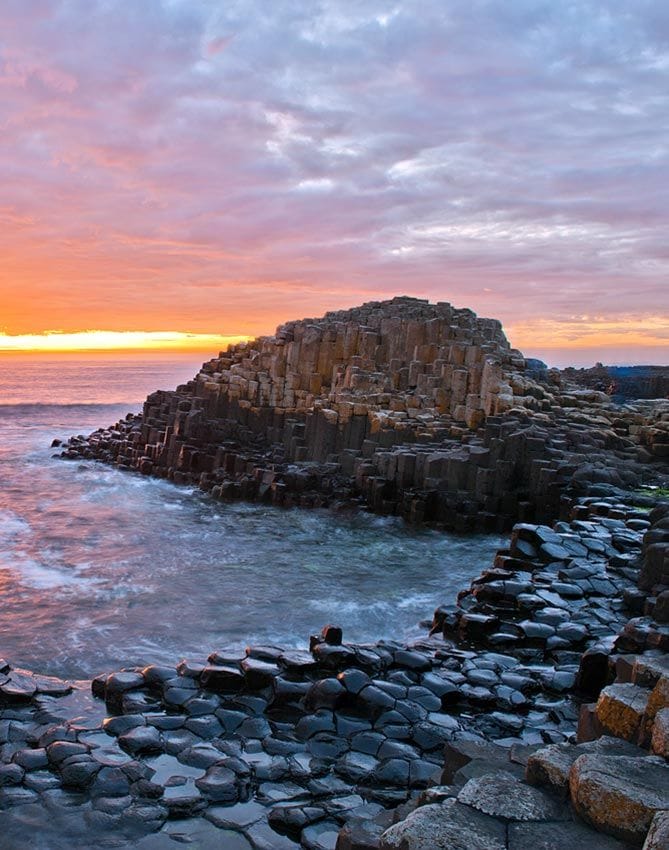 The sun rising at Giant s Causeway reino unido