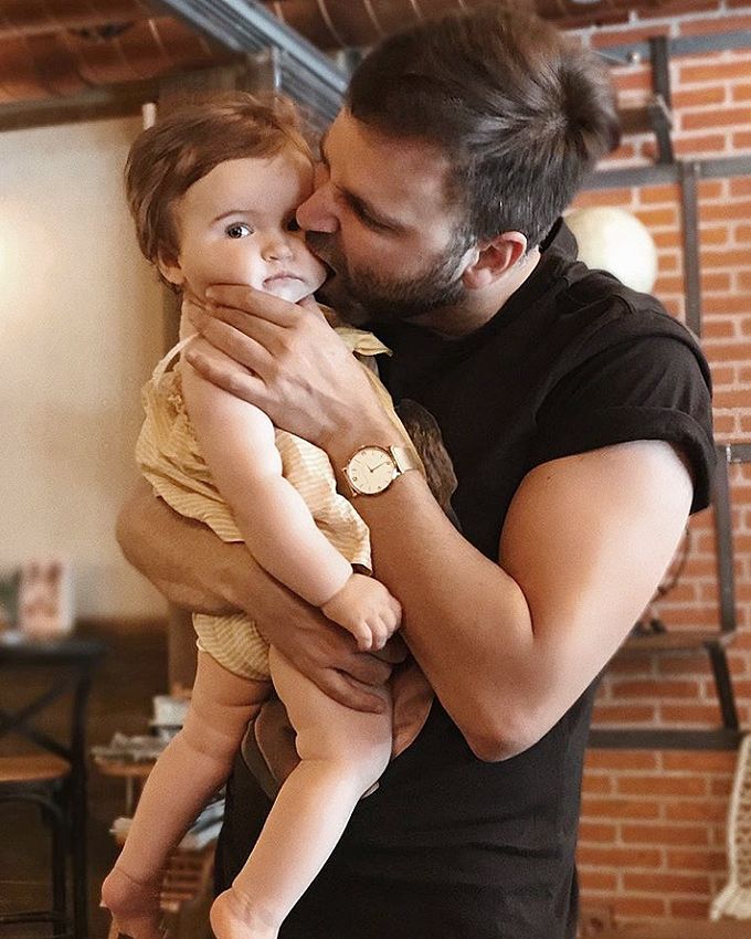 Adriana Abenia felicita a su hija en su primer cumpleaños con esta foto tan simpática