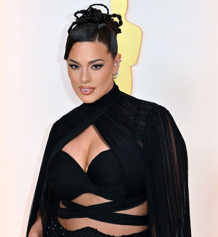 Ashley Graham posando en la alfombra de los Oscar