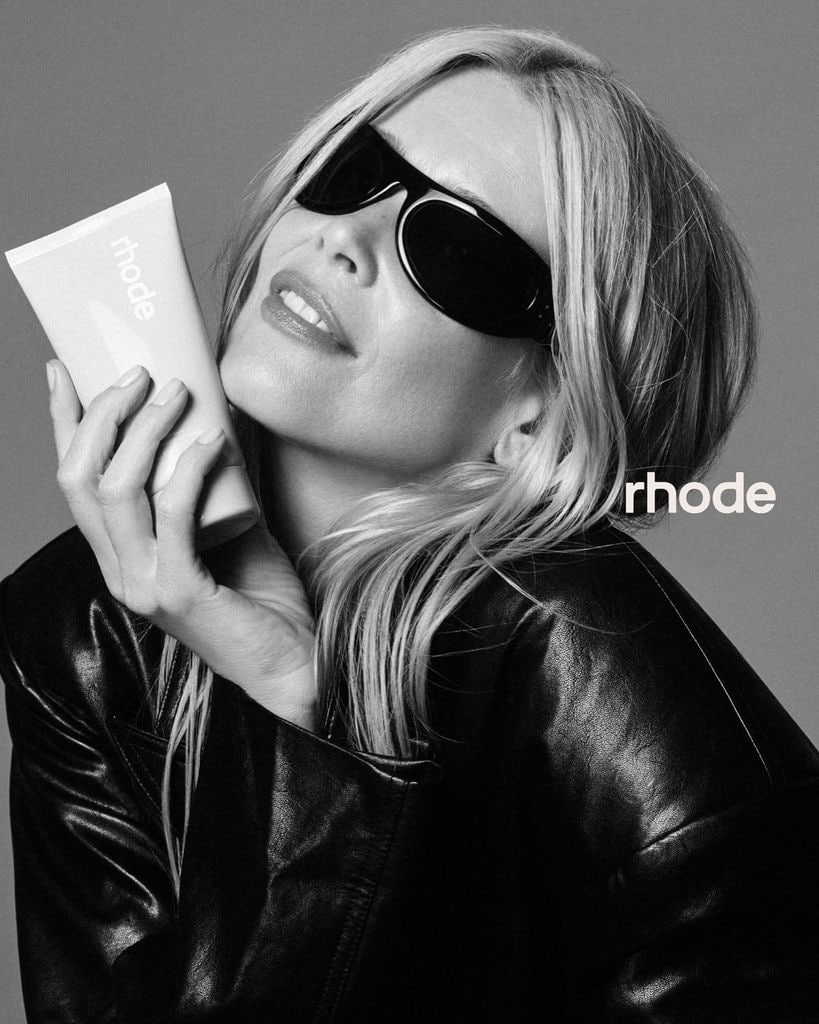 Claudia Schiffer posando para Rhode, la marca de Hailey Bieber