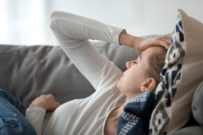 mujer con dolor de cabeza