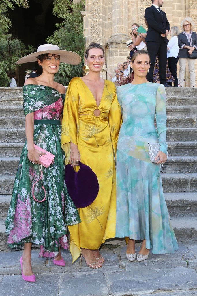 Eugenia, Alejandra y Claudia Osborne posaban juntas a las puertas de la catedral, minutos antes de que su hermana pequeña diera el esperado 'sí, quiero'