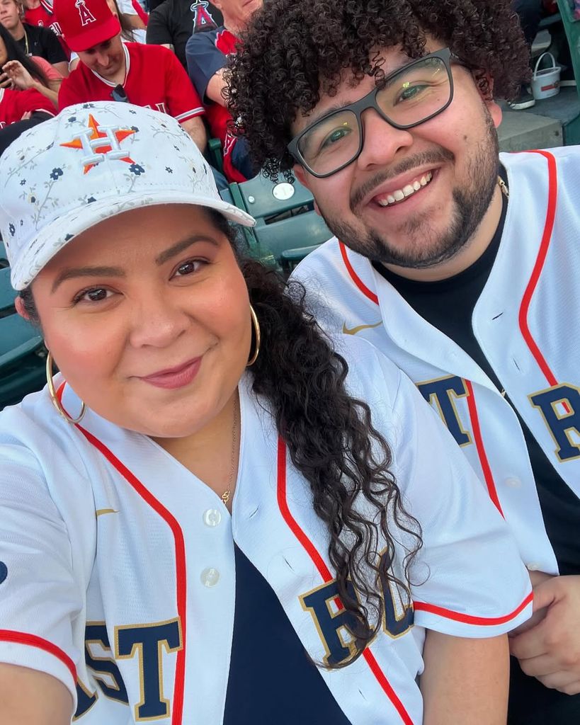 Rico junto a su hermana mayor, la actriz Raini Rodriguez