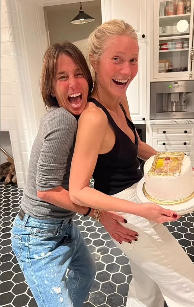 Dawn Dees y Gwyneth Paltrow, amigas desde hace años, cocinando