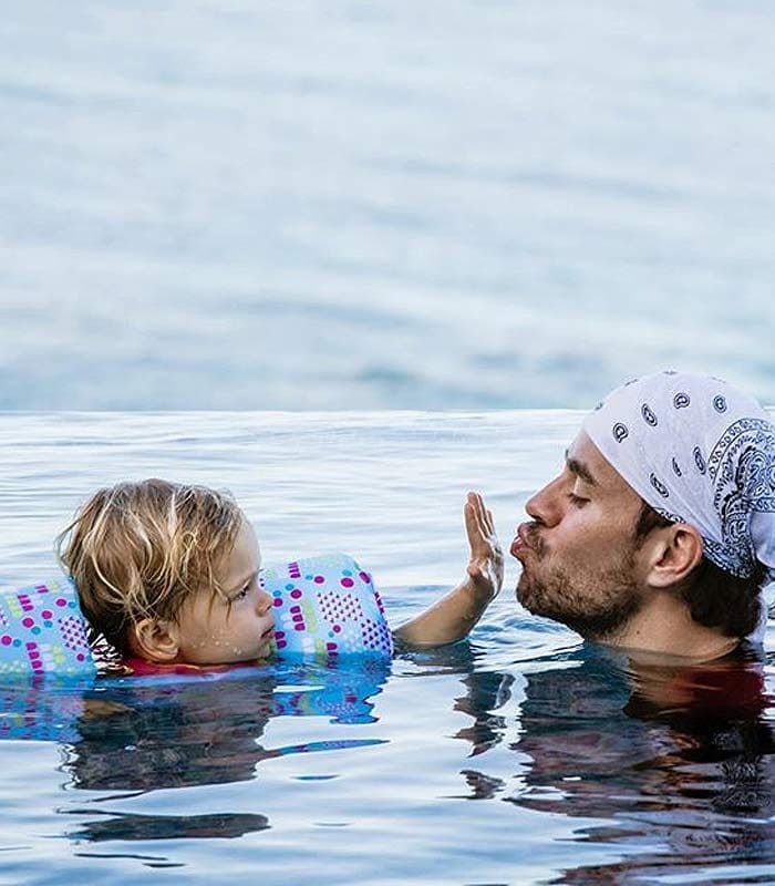 ¡Por mar y por aire! Enrique Iglesias comparte las fotos más tiernas con sus mellizos