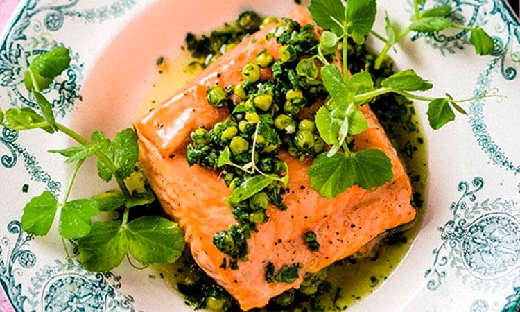 Salmón al horno con guisantes estofados al limón