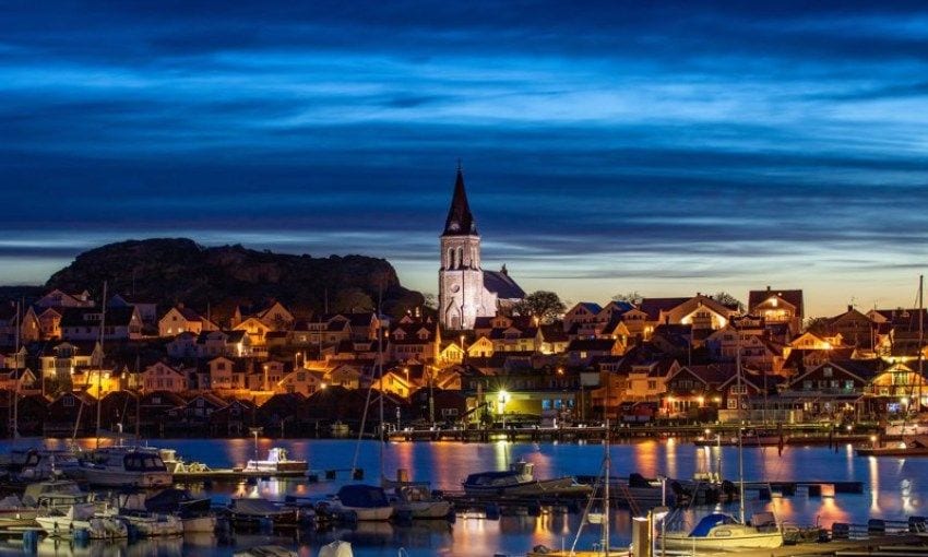 Anochece en la costa occidental de Suecia en la localidad de Fjallbacka.