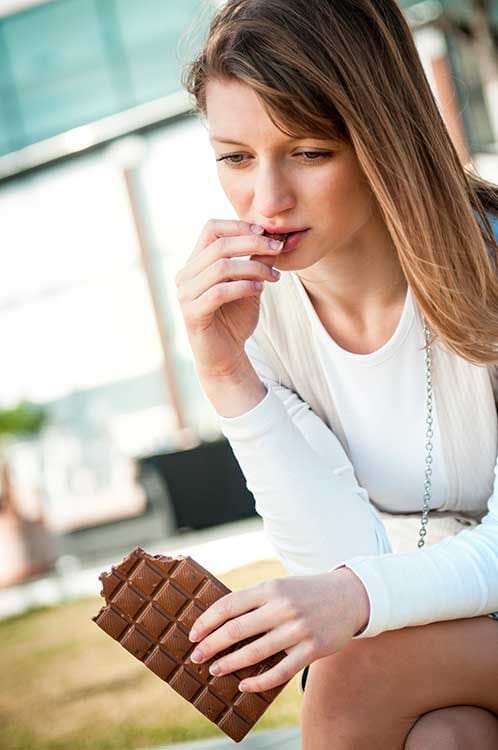 Chica comiendo chocolate