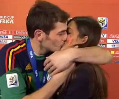 Hace cinco años, el 11 de julio de 2010, Iker Casillas celebraba la victoria de la Selección Española en el Mundial de Fútbol de Sudáfrica con un beso de película a su novia, la periodista Sara Carbonero
