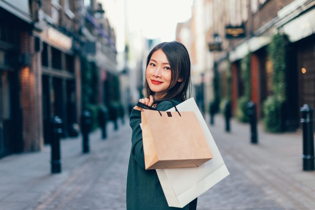 Mujer con bolsas de compras en la calle