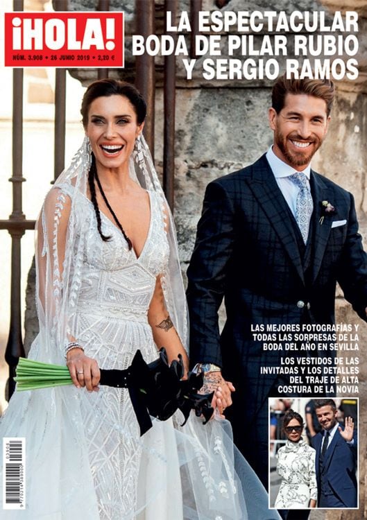 Pilar Rubio posa al lado de su vestido de novia expuesto en el Palacio de las Alhajas