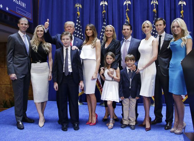 Donald Trump se rodeó de su familia el pasado 16 de junio en uno de los actos de campaña para liderar el Partido Republicano
