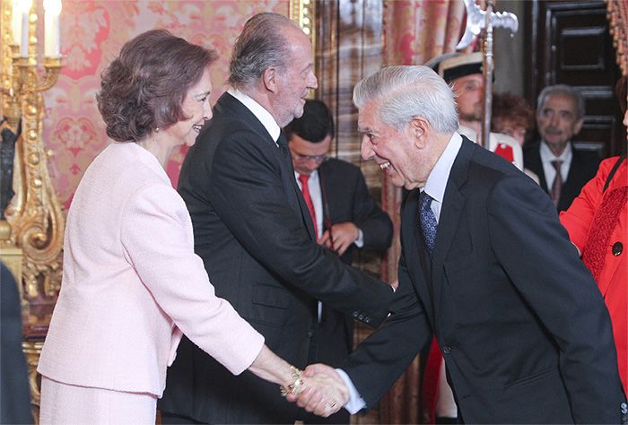 Doña Sofía saluda a Mario Vargas Llosa