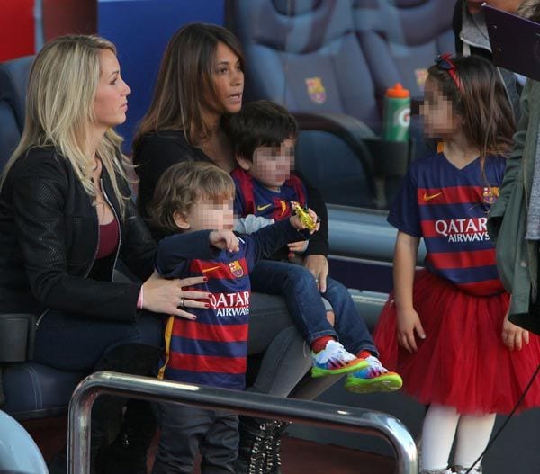 Antonella Roccuzzo, pareja de Leo Messi, acudió al Camp Nou junto a su hijo mayor, Thiago, de 3 años. En la imagen, en compañía de Sofía Balbi, mujer de Luis Suárez, y sus dos hijos, Delfina y Benjamín, de 5 y 2 años respectivamente
