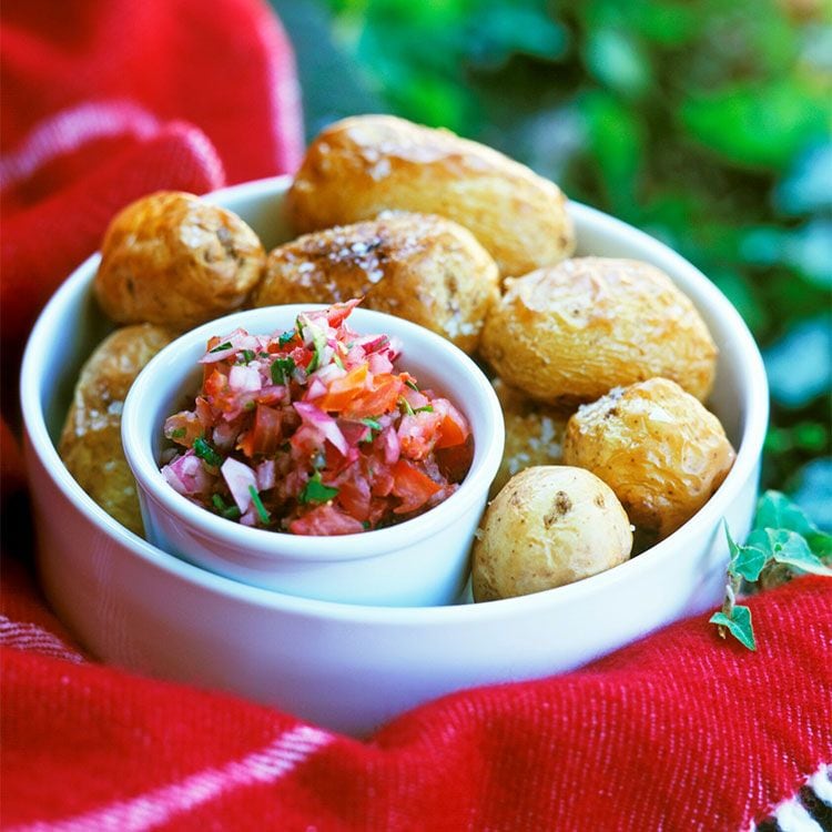 Papas arrugadas con pico de gallo