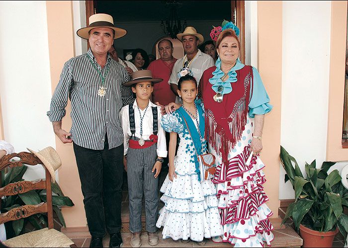 Gloria Camila con su hermano mayor y sus padres 