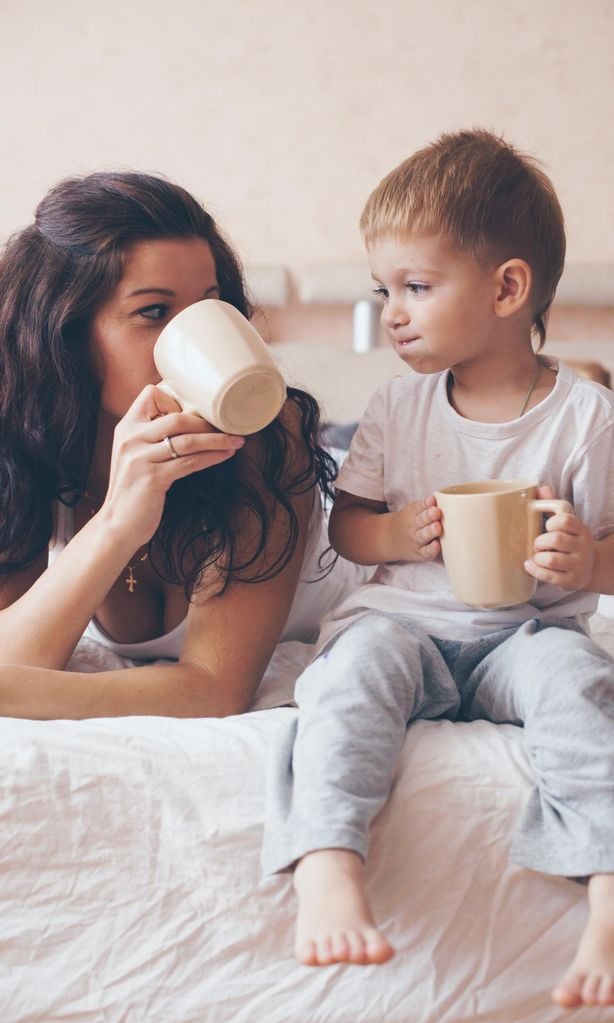 Niño y madre bebiendo de una taza