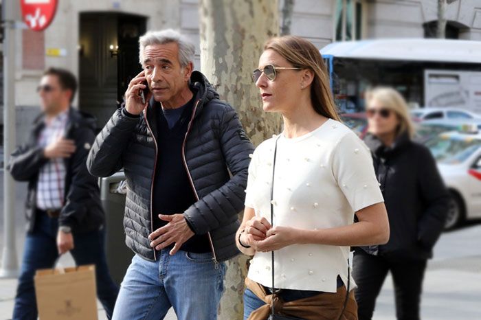 Imanol Arias e Irene Meritxell lucen sus alianzas en su primera aparición tras su boda secreta