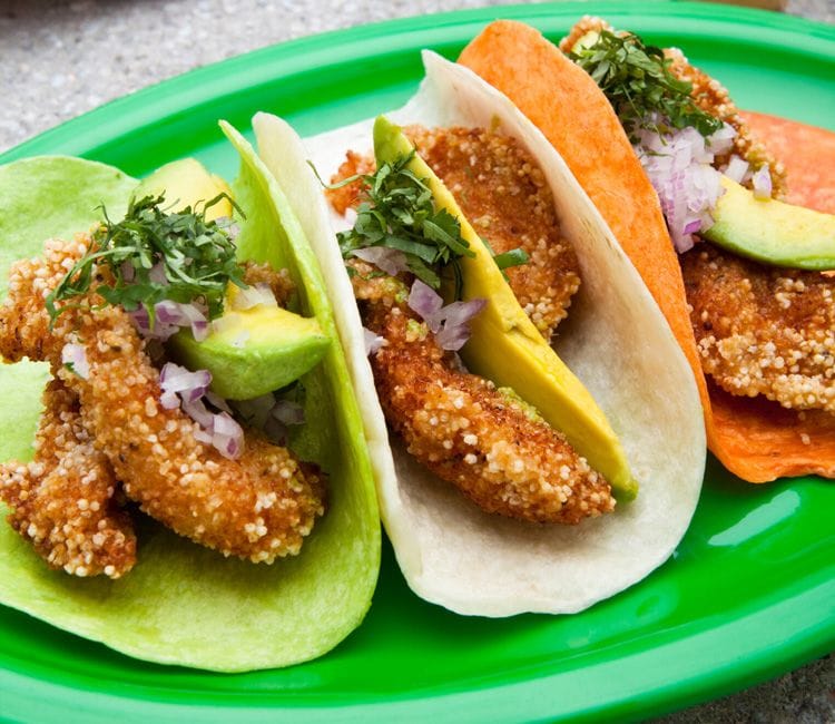 Tacos de gambas con amaranto, aguacate y cilantro