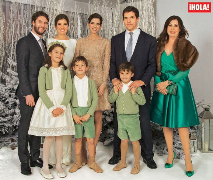 La decoración de estilo navideño elegida por los novios para su idílica boda invernal formará parte siempre del álbum familiar, los recién casados -Cynthia Rossi y Benjamin Rouget- posan junto a los duques de Anjou, Luis Alfonso y Margarita, sus hijos, Eugenia, Luis y Alfonso, y Carmen Martínez-Bordiú
