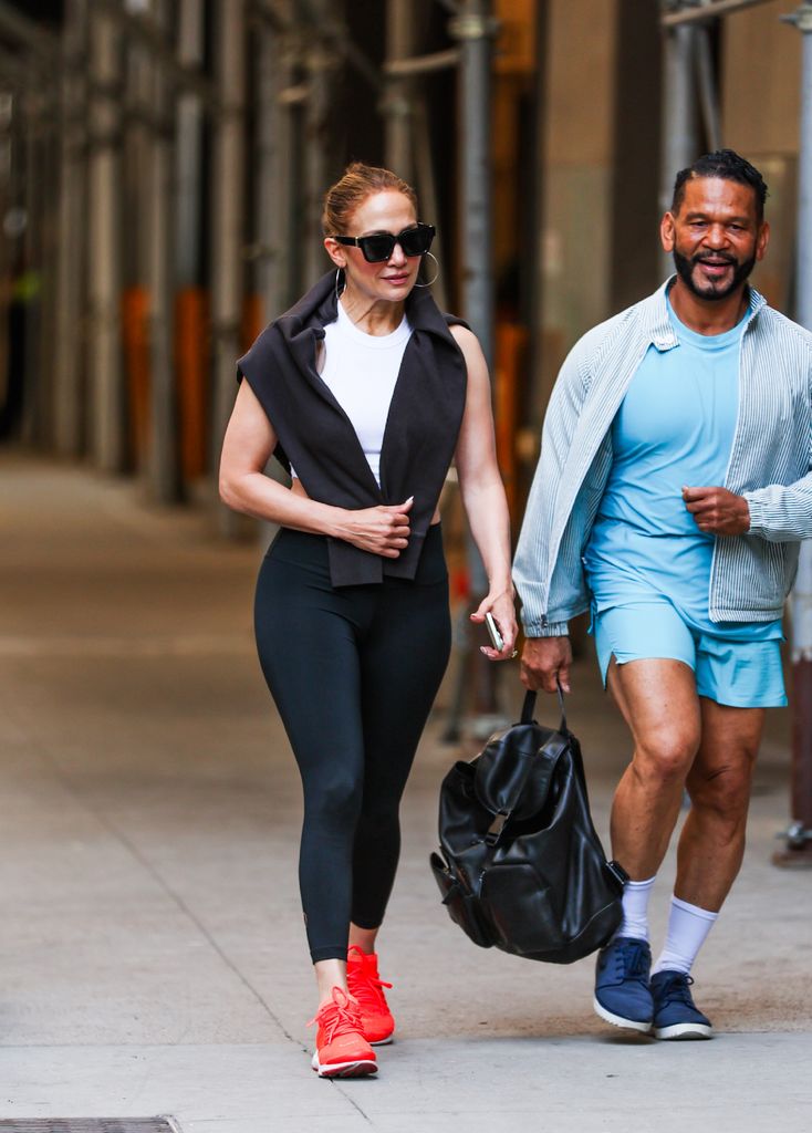 Jennifer Lopez y Benny Medina yendo al gimnasio en Nueva York el 26 de julio de 2024